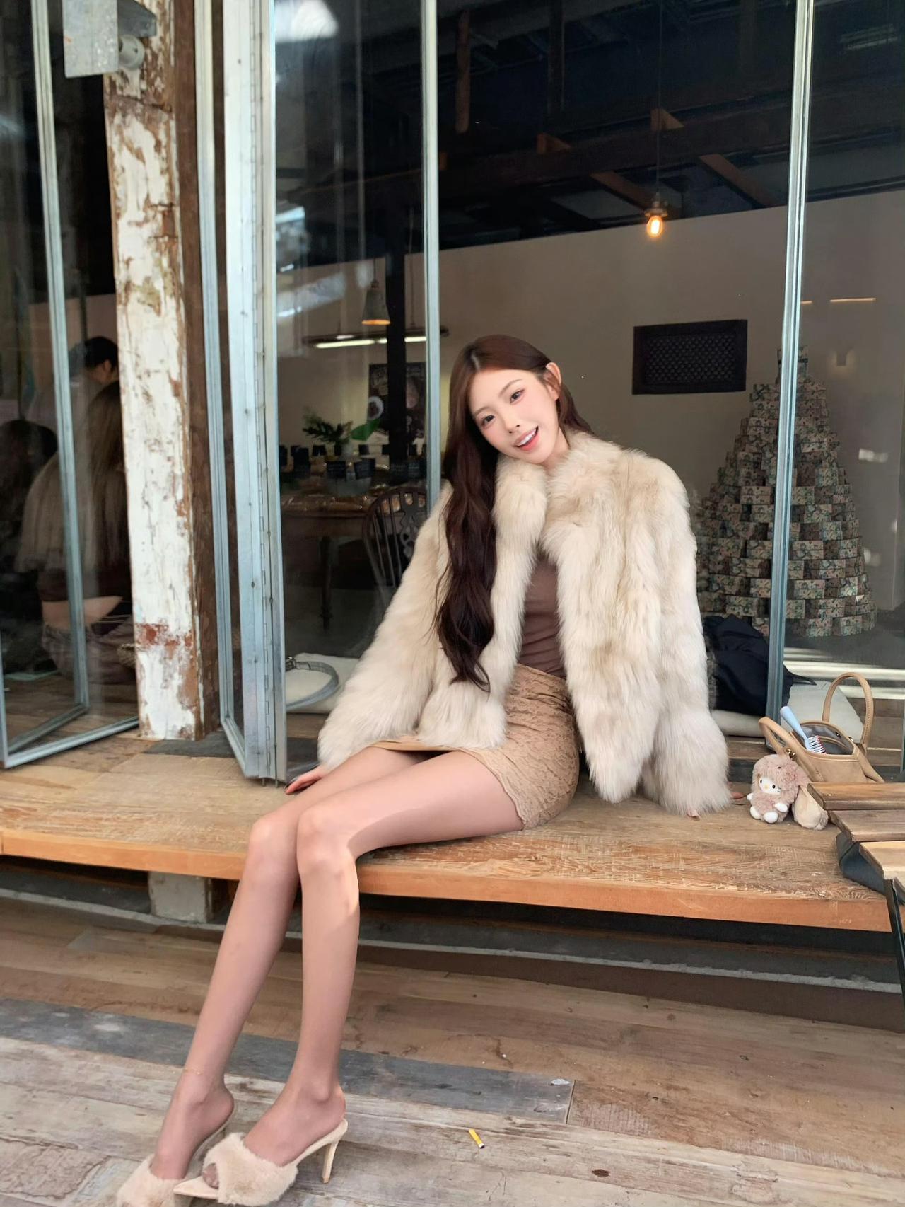 这套穿搭太有“温柔贵气感”了！浅米色毛绒外套自带软乎乎的高级质感，内搭咖色内搭和