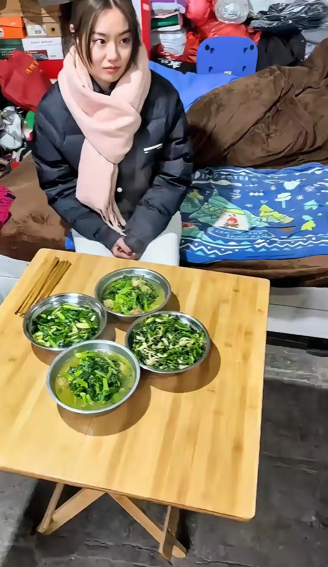女朋友第一次来我们家吃饭，我妈给她做了一大桌好吃的菜