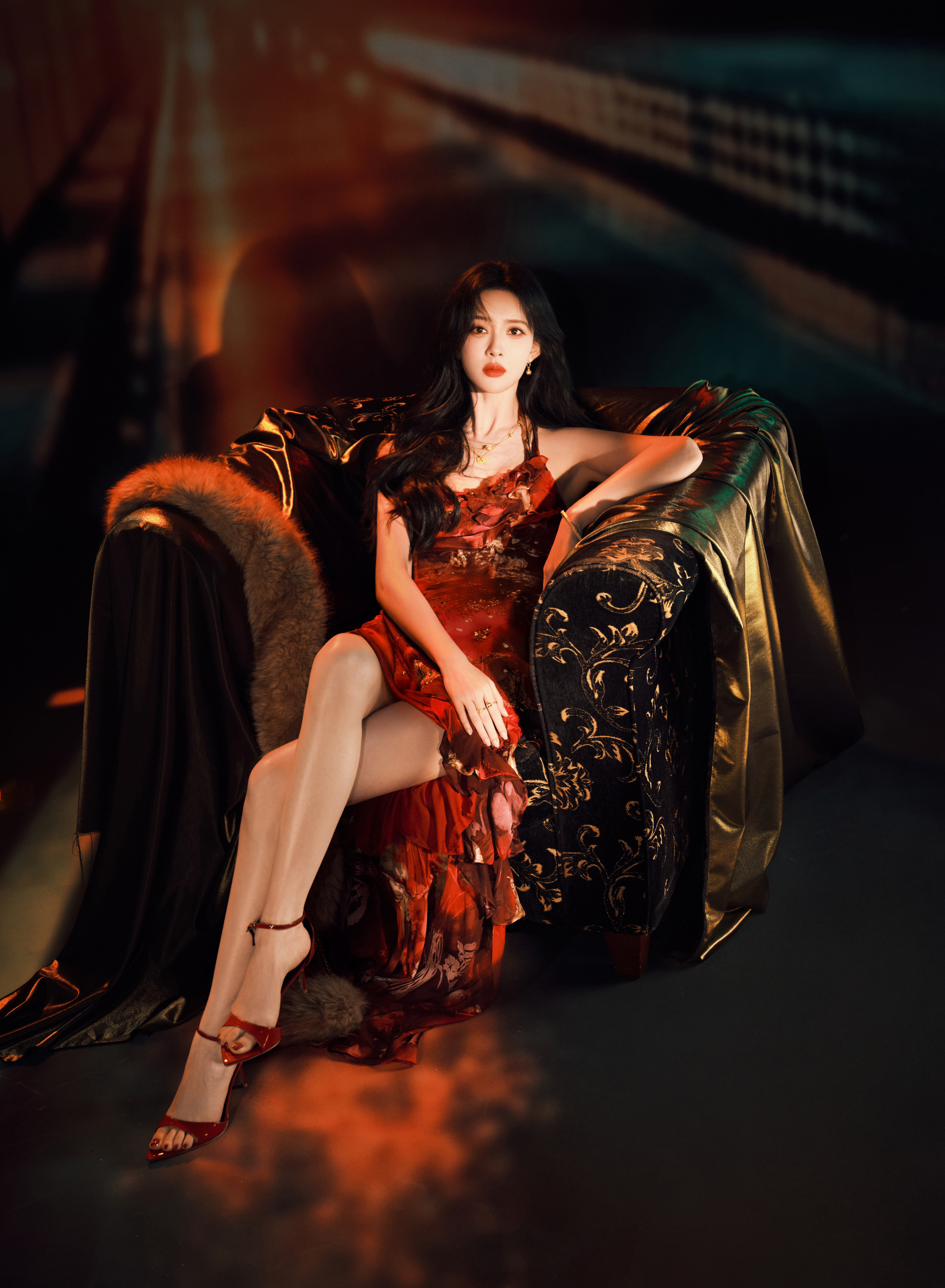 孟子义in你好星期六节目Look大片，身着一袭Vintage真丝钉珠百合挂