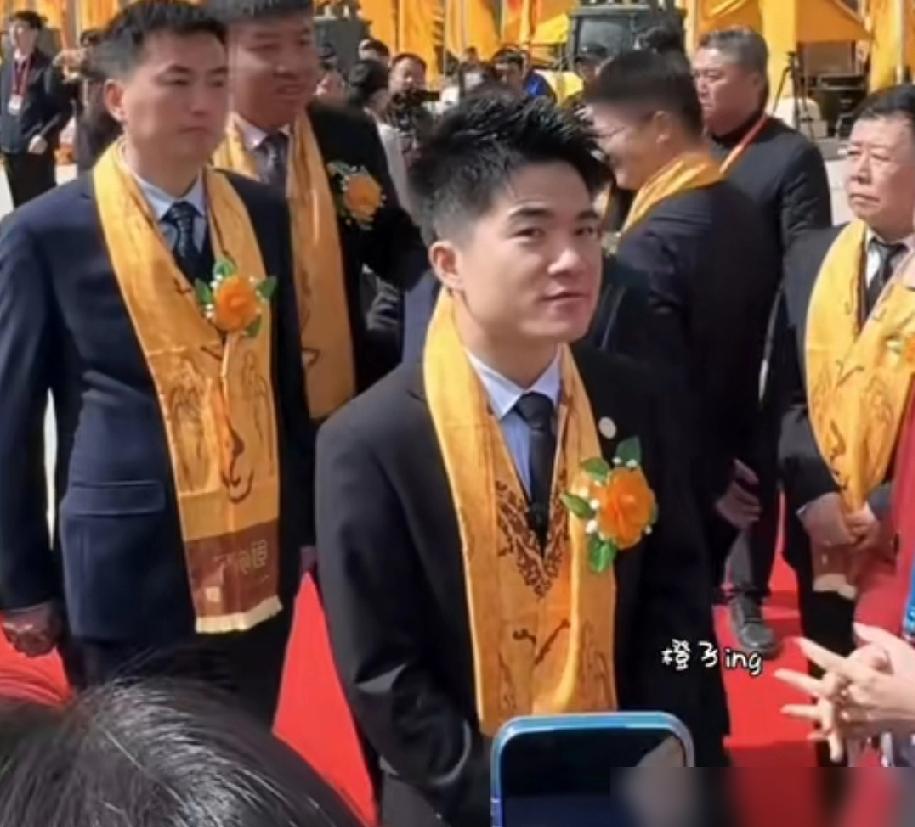 你真以为董宇辉回老家是休假？别天真了，那才是他最值钱的护城河。外面舆论满