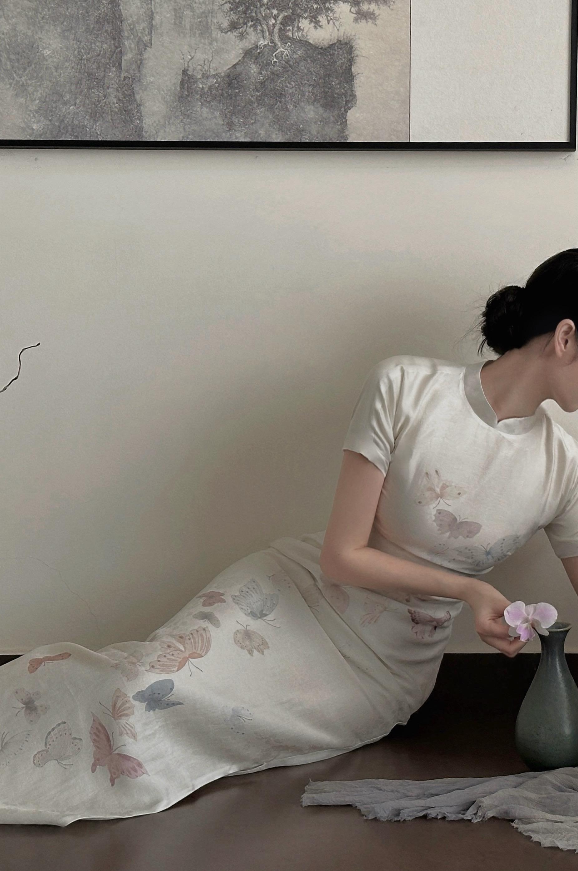 她的美丽旗袍。