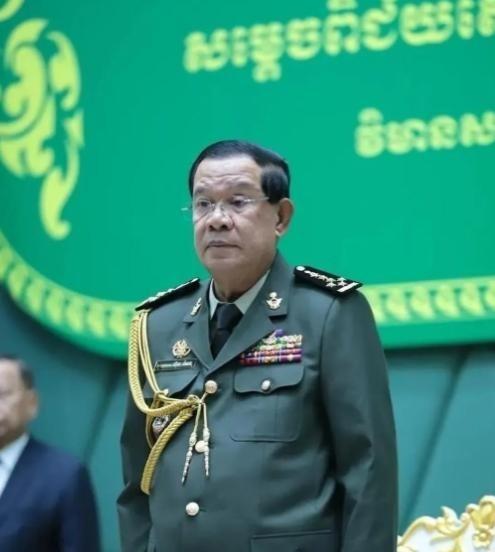 在柬埔寨，将军的数量之多，简直让人咋舌。这个国家有着大约十万大军，可将军却有三千