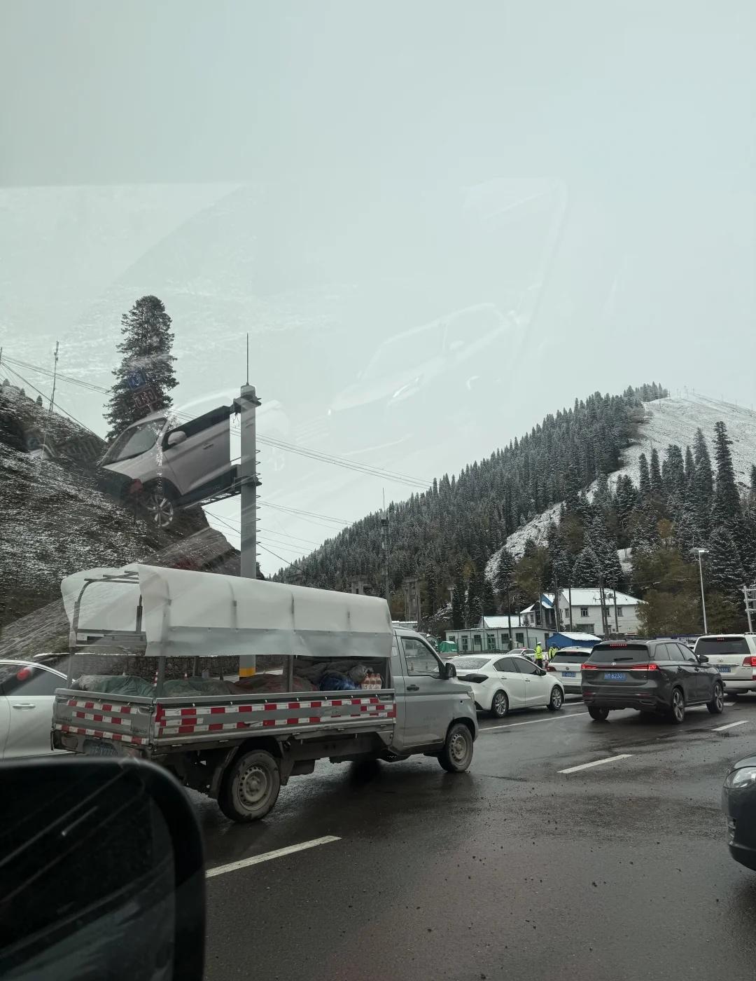 独库公路封路啦！！p1是独库公路北段，目前山上还在下雪清雪，交警说今天有可能会