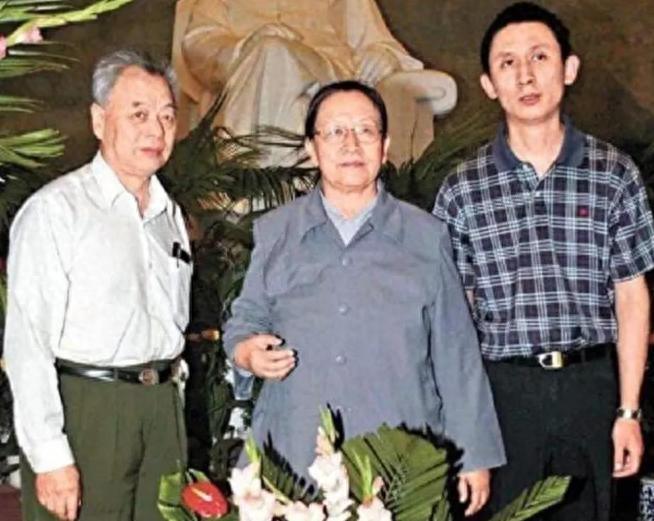 这是85岁的李讷近照，注意看她的坐姿，终于知道她为何没去纪念堂【2023年1