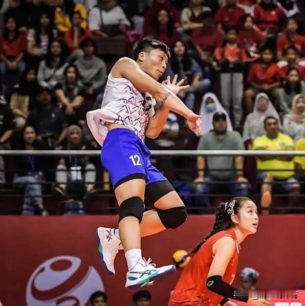 越南U21女排12号队长邓氏红身高1米72，出生于2006年，是越南U21女排国