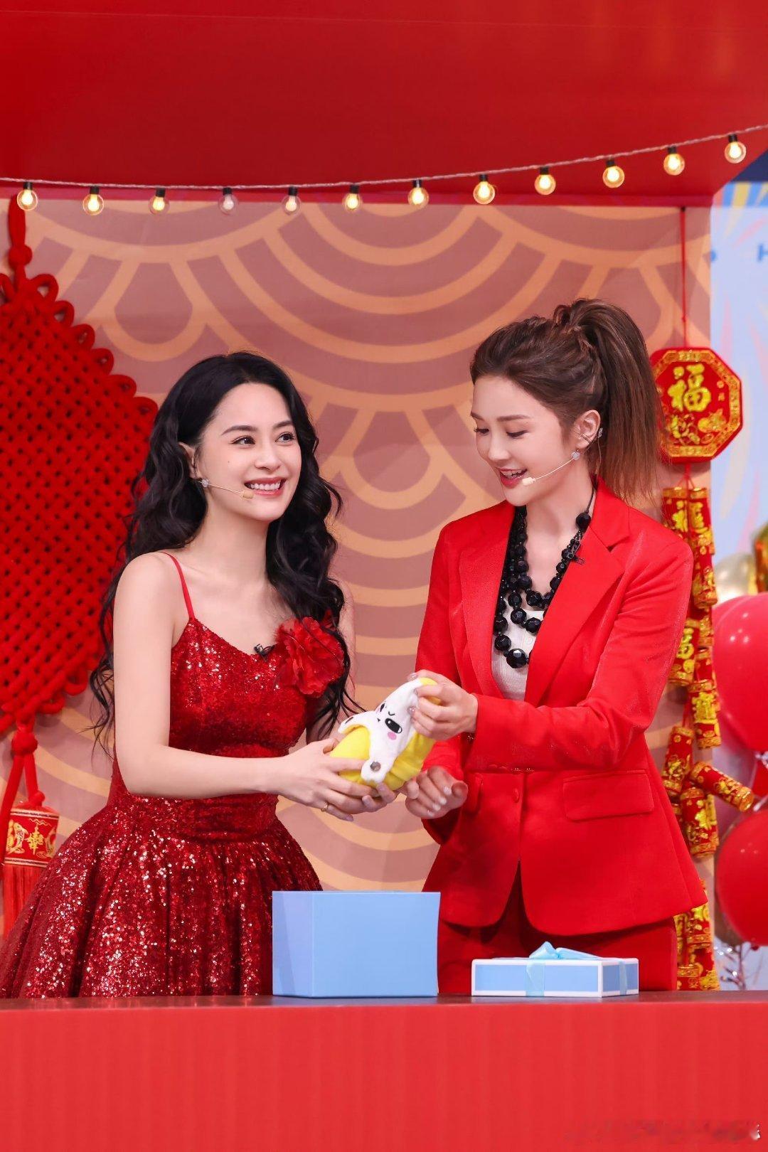 Twins复刻了20年前的春晚舞台谁的DNA动了！一模一样的服装和甜嗓，还是