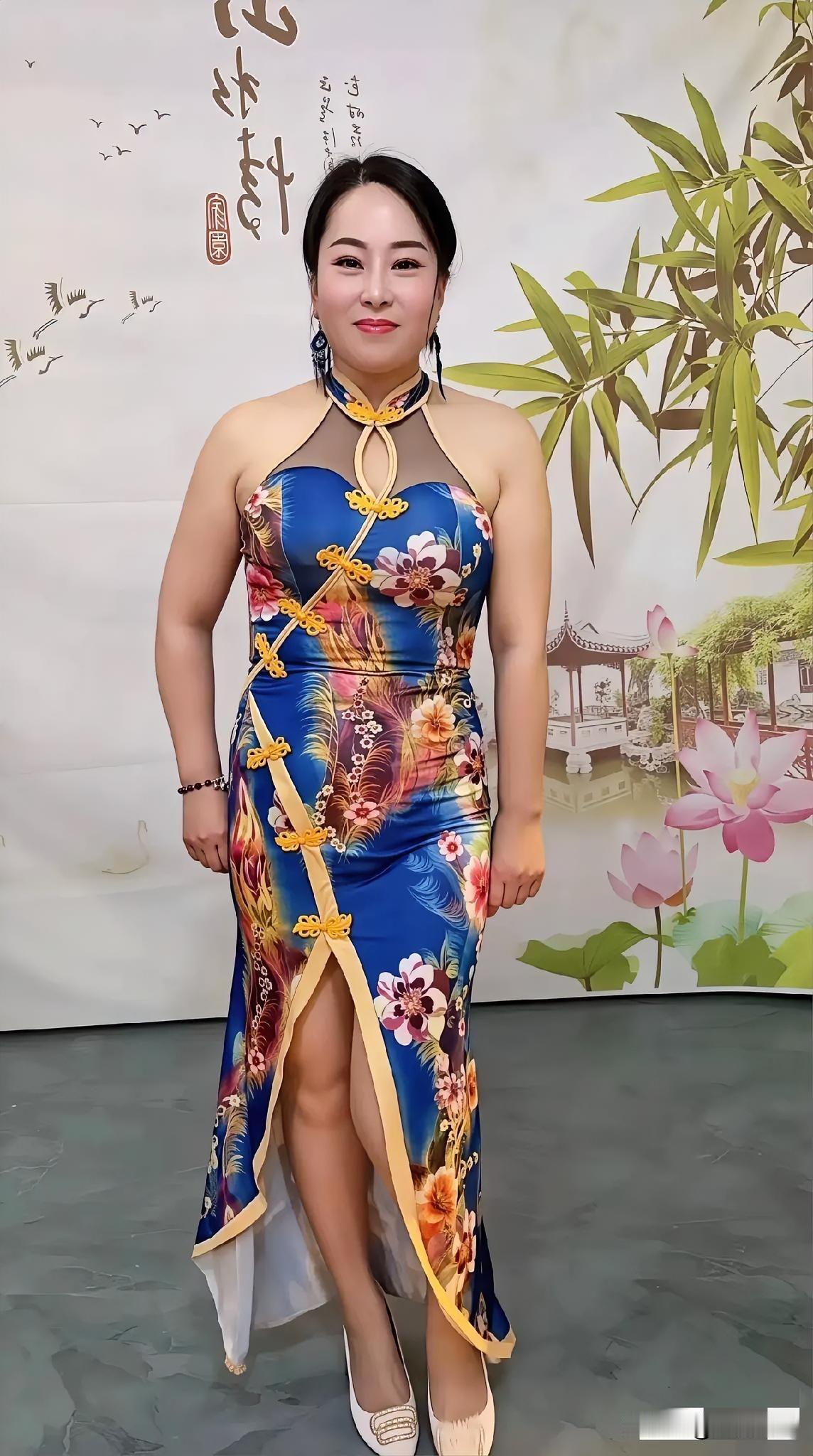 花间佳人影，锦衣沐春光。古典美人韵红装美人照古典红妆照绿裳春景照