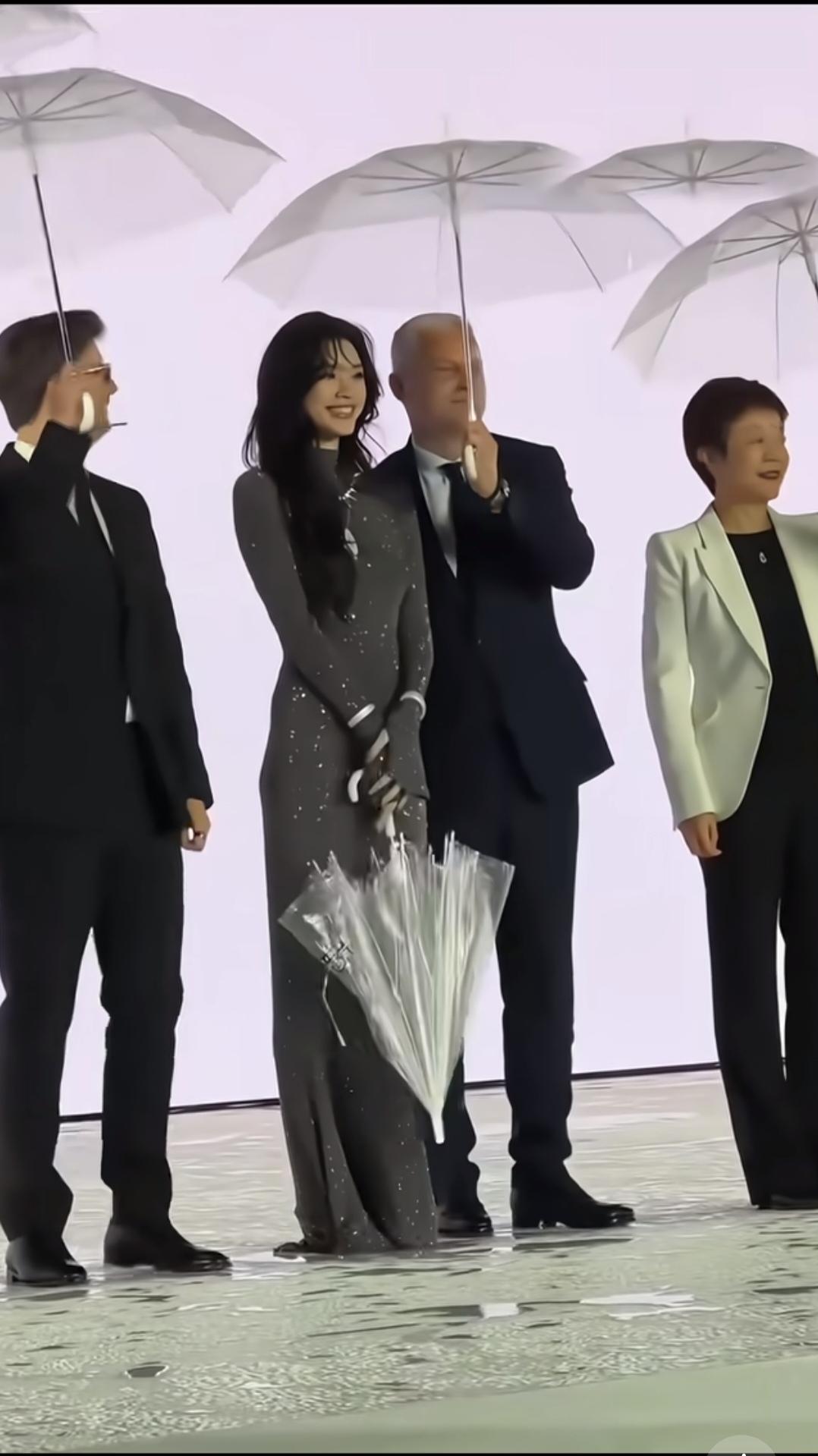 奚梦瑶，左边的这位男士情商太高了。