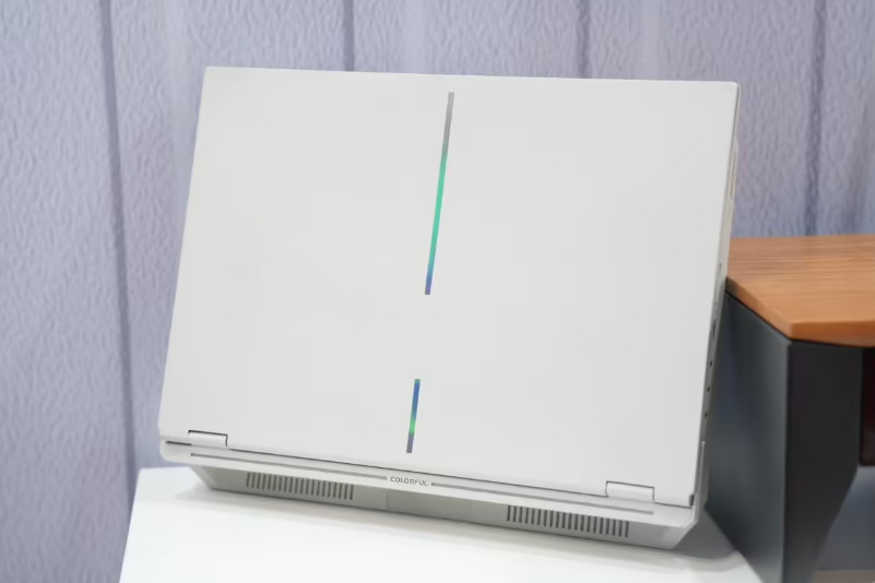 七彩虹展示隐星P16Pro星风版水冷游戏本：ARL-HX，1.9kg七彩虹