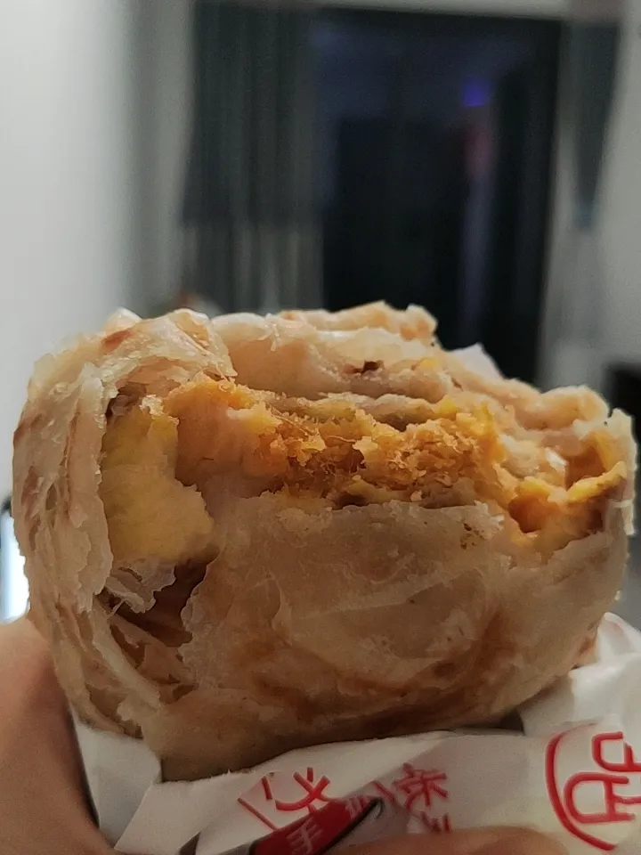 今晚买的肉松手抓饼真的好好吃。这宵夜就是容易发胖。