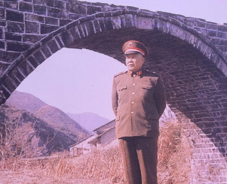 1986年,开国少将龙飞虎(1915-1999)重返井冈山革命根据地的龙源口战斗
