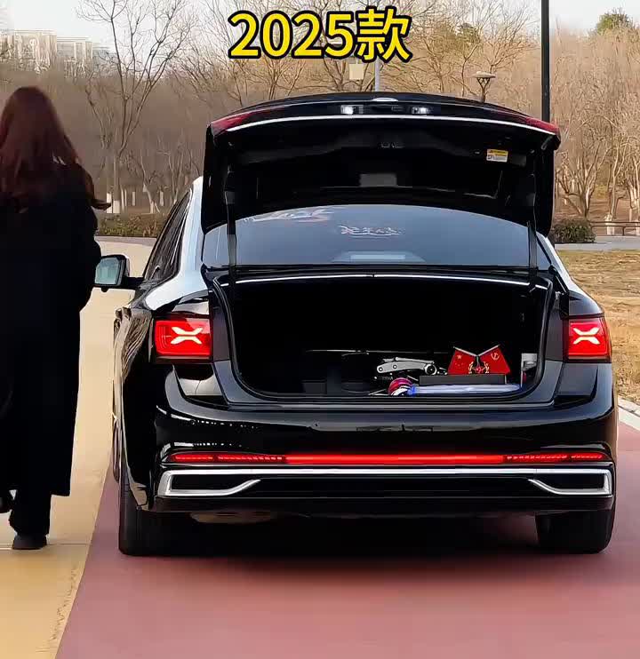 2025款大众速腾。万万没想到，七月才刚开始，大众就开始坐不住了，拿速腾直接