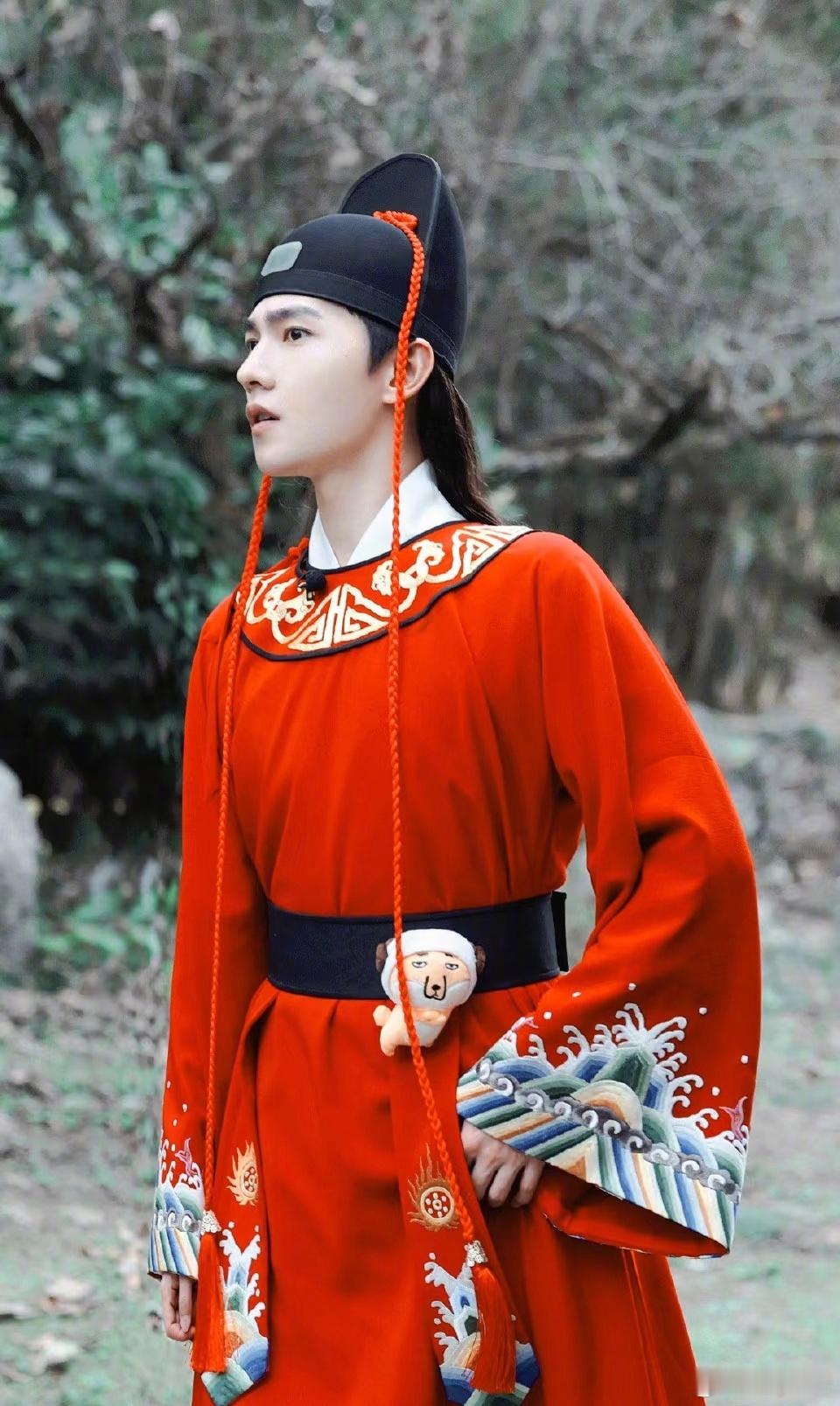 如何评价杨洋在《雨霖铃》中的妆造目前路透的造型有1️⃣斗笠造型，这套偏闲适江湖感