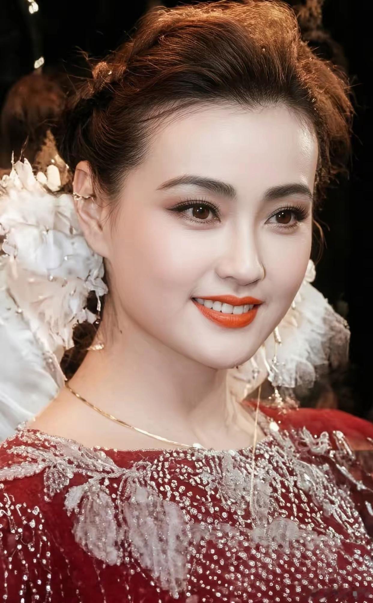 刘晓庆拍这张照片的时候已经四十六岁了，是她出席内地大型群星庆典晚会的留影。脸蛋还