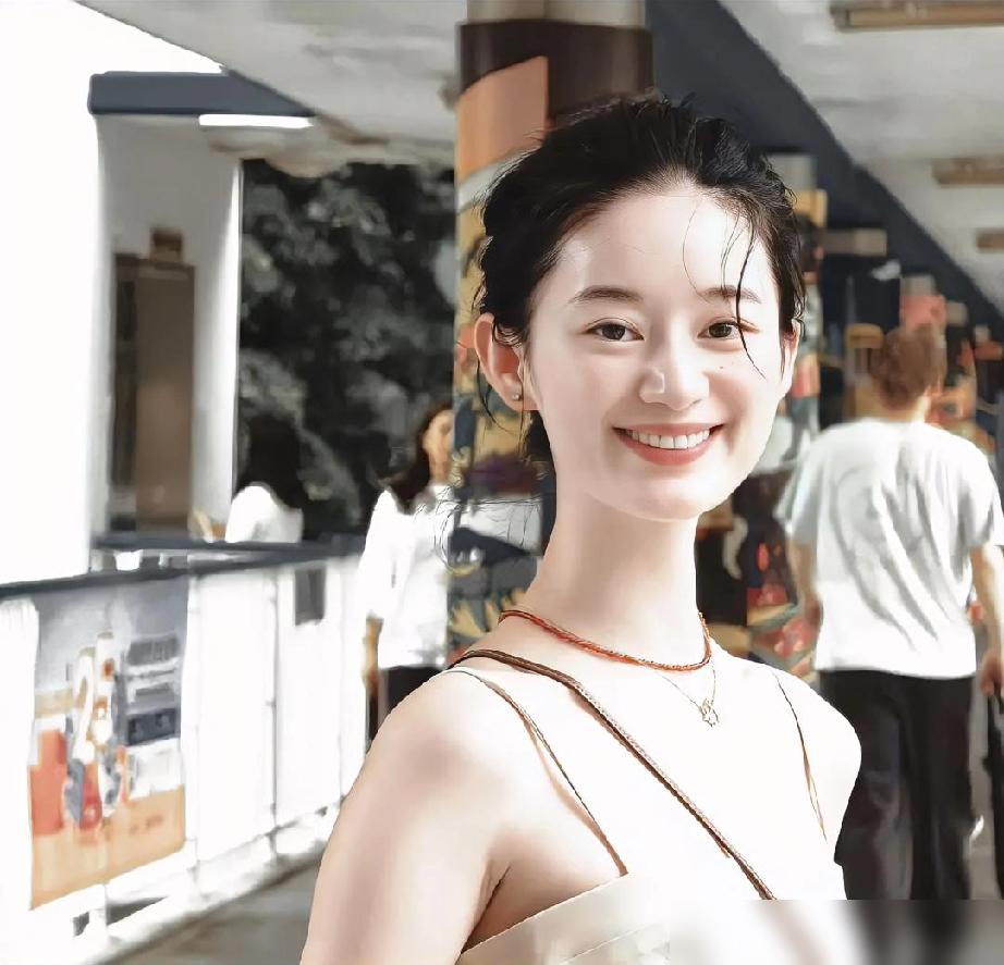 都以为郭晓婷是被唐人雪藏，我扒了半天才发现，她不是解约，是主动“退货”。你