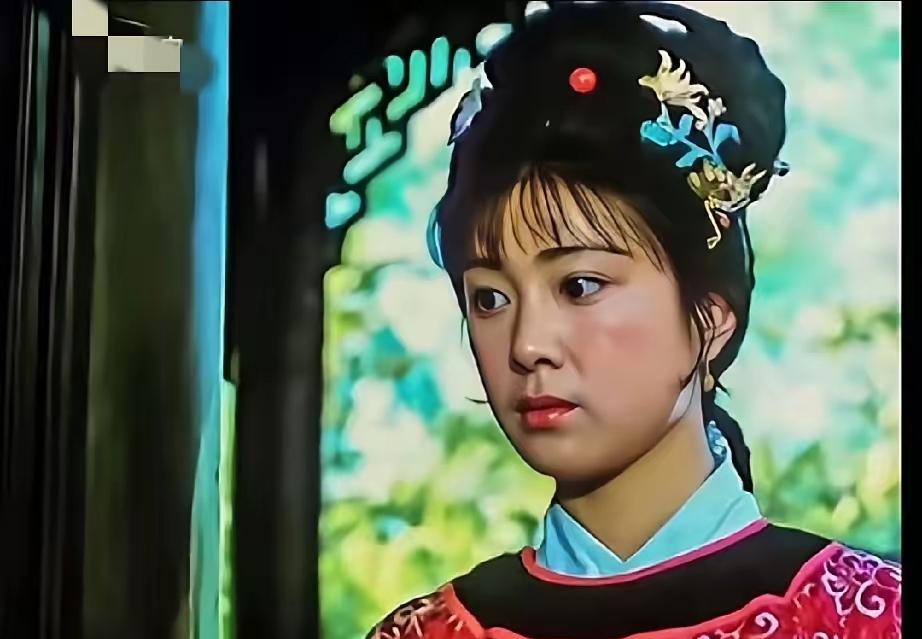 严格说张莉也不象，气质上可以，但相貌上有短欠，主要是脸型有点圆。不太符合大家闺秀