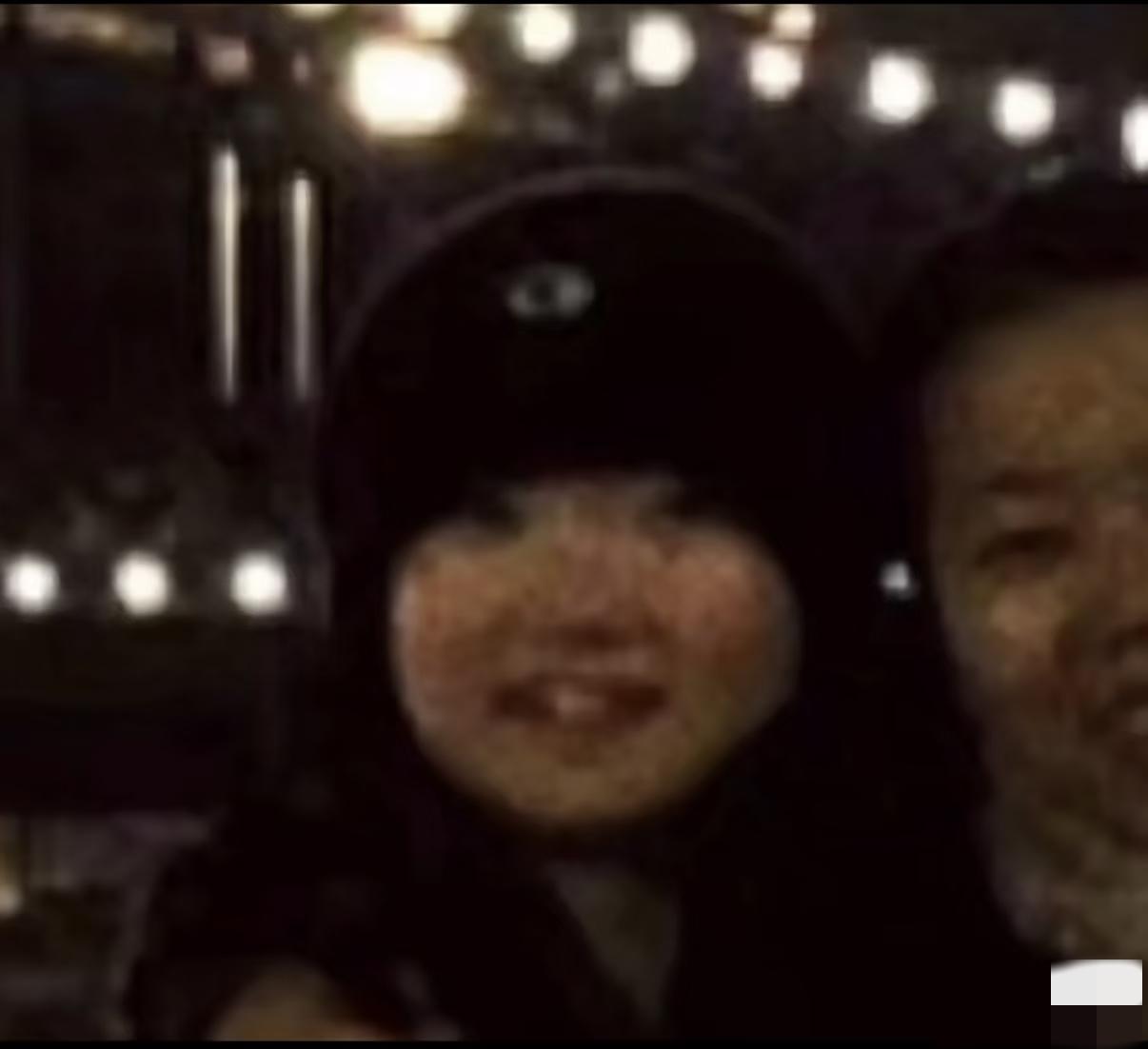 怪不得都喜欢莎莎。大家看看这是谁？这是小时候的莎莎，感觉是长头发的吉祥物，谁