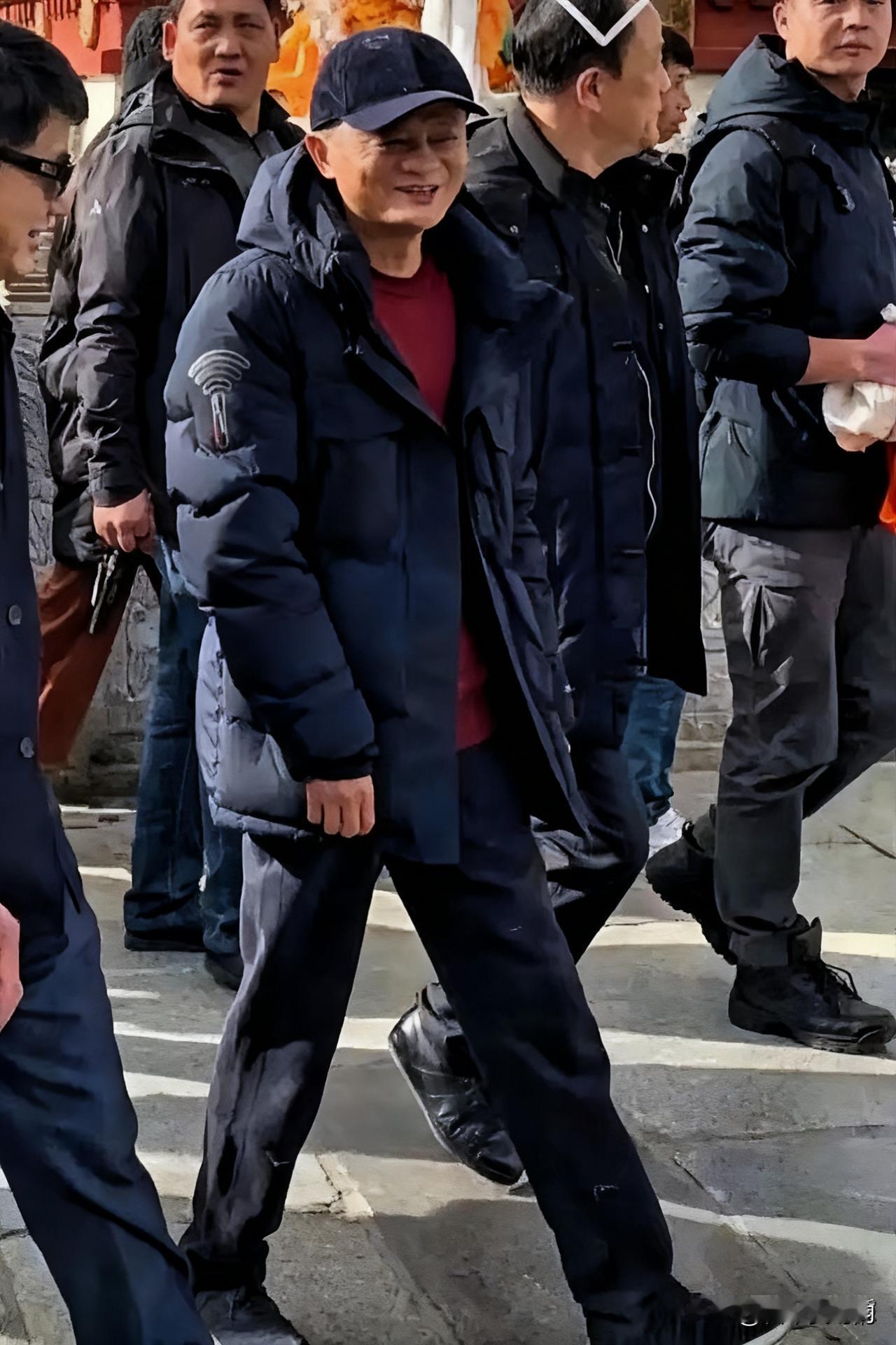 哈哈，这是炫富吗？实在看不懂了，马云这几日出行都穿了一件户外的羽绒服，网友拍