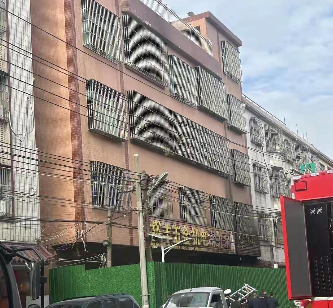 目前五金门店已经封闭，大儿子接受采访，说没能救出家人非常难过，媳妇靠意志力逃出，