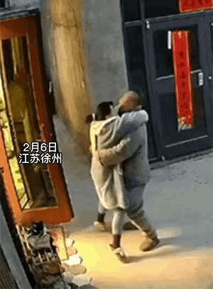 大姐这一下，应该很痛，这就叫秀恩爱死的快！