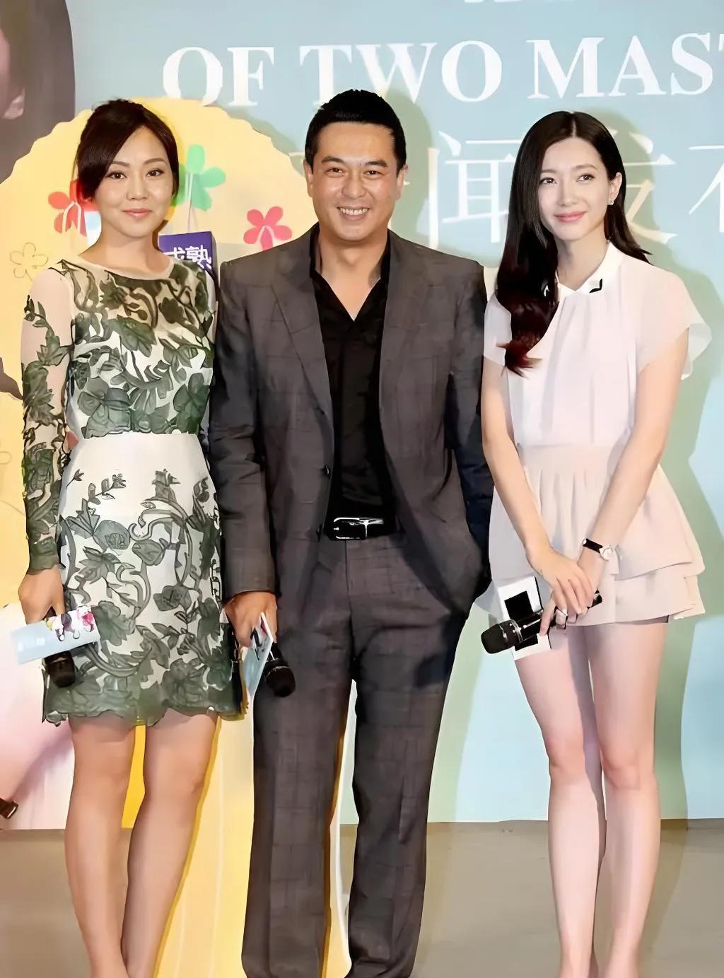 闫妮，张嘉泽，江疏影三个人合影。张嘉泽站在中间，一看就是稳重的男人，闫妮那个时
