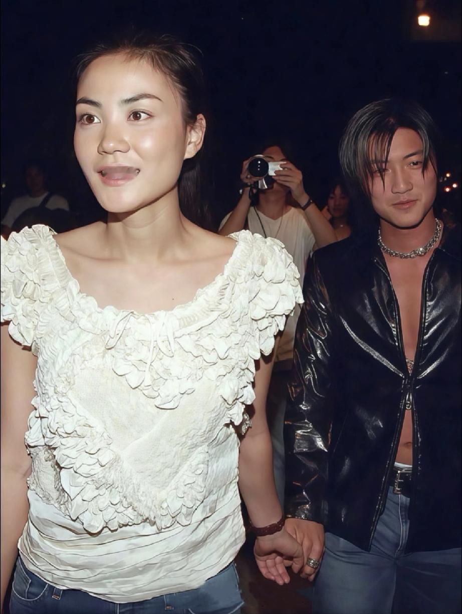 王菲接受了谢霆锋的追求。她牵着他的手，勇敢的面对镜头，谢霆锋像个害羞的小孩，还有