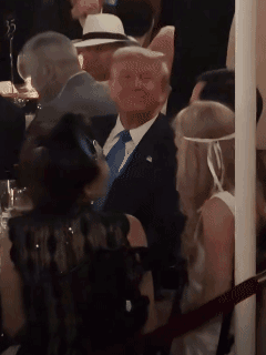 美国政府关门一个月了，成千上万人失去了工作和收入，还有4200万人失去了免费食物