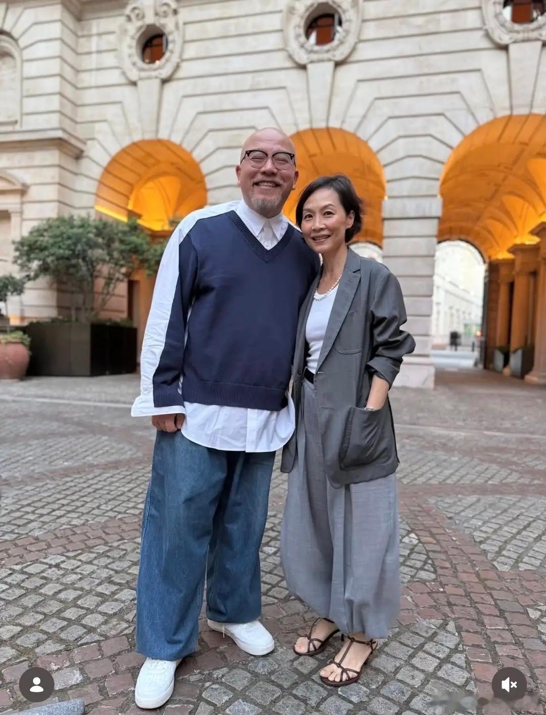 57岁彭羚在英国罕露脸，与黄伟文聚会素颜出镜，身材纤瘦状态真实！