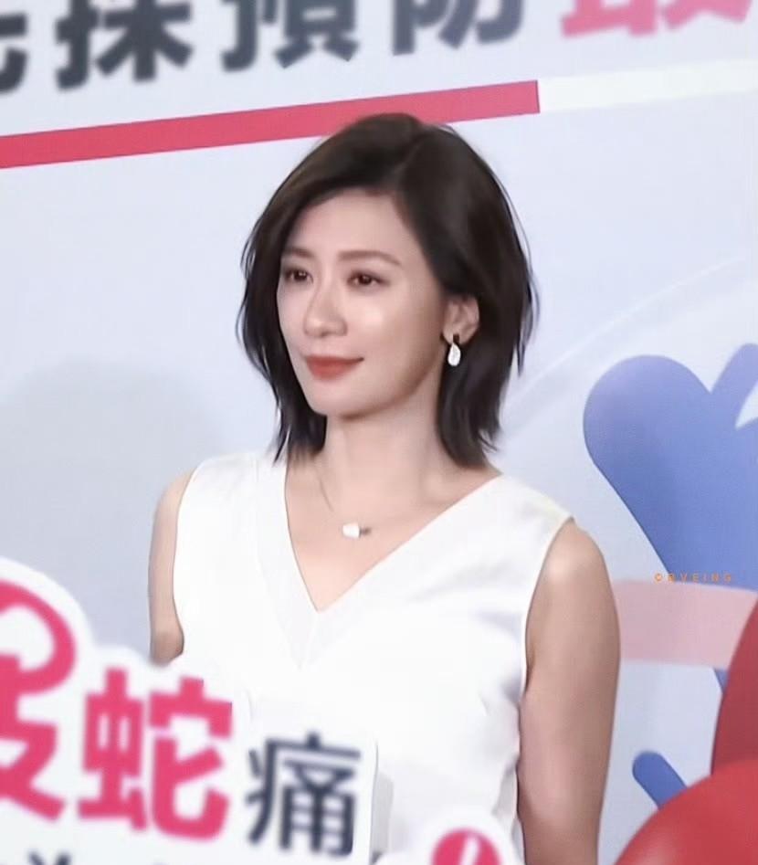 贾静雯这身白套装真是绝了！一出来整个屏幕都亮了，又温柔又干练，完全是她这个年纪