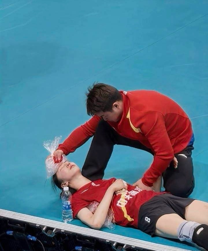 吴梦洁赛后失声痛哭江苏赢了北京女排赛后，吴梦洁躺在地上，表情非常难受，大声痛哭，