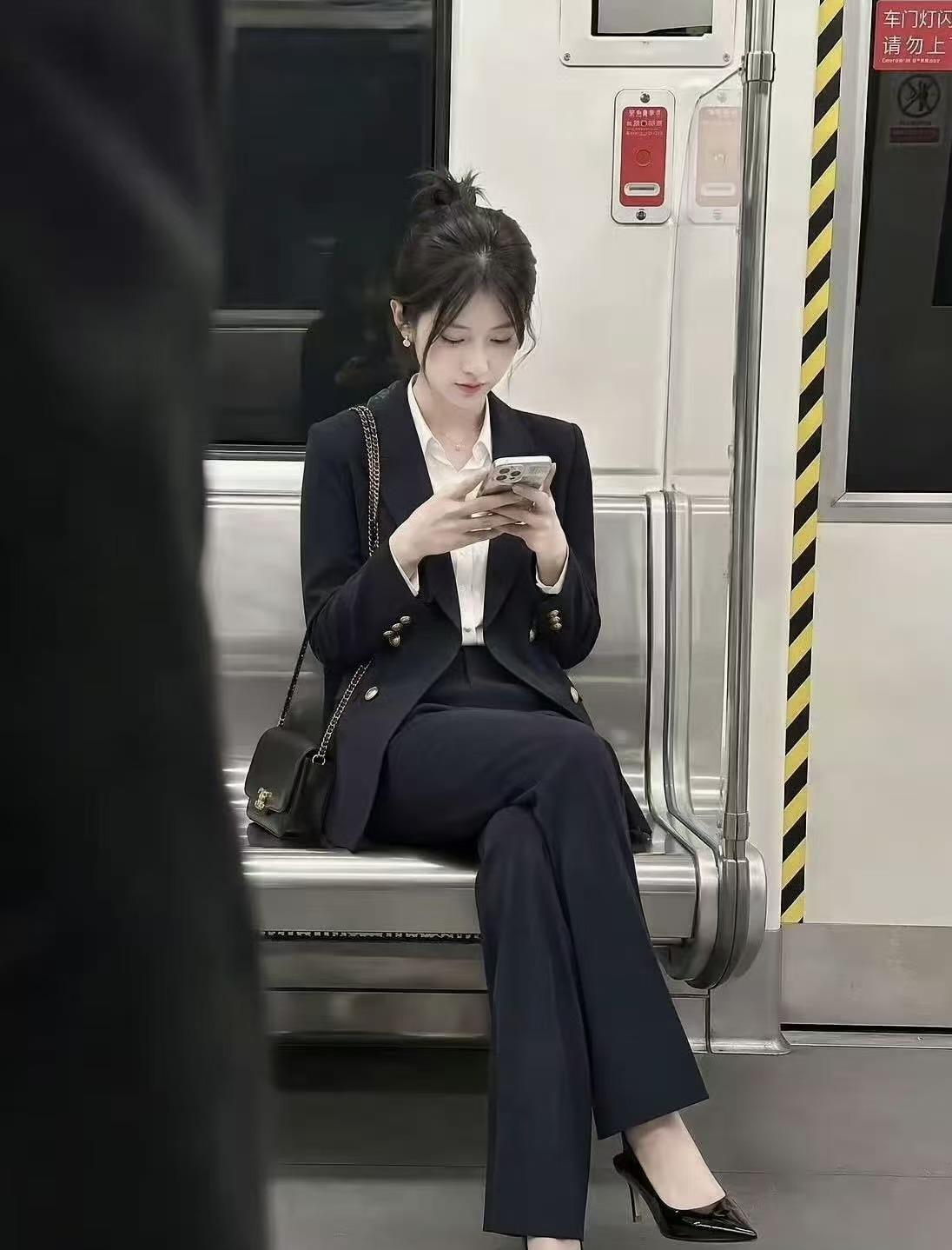 为什么我在地铁上见不到这些美丽的风景吗？难道是时间不对。