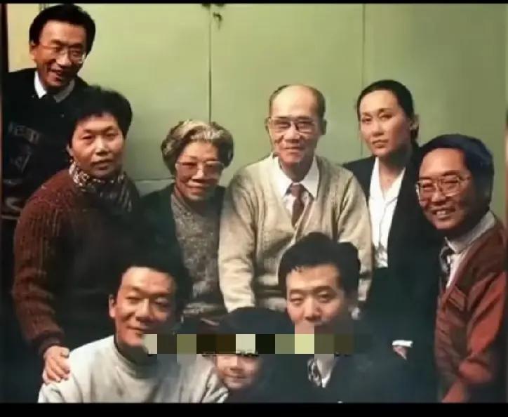 这张照片大概拍于1991年11月29日，是侯宝林74岁生日当天，地点在北京侯宝林