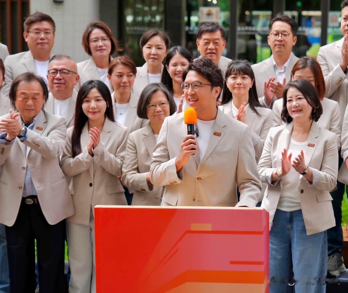 民进党前立委高嘉瑜今（2日）在社媒发文称，早上活动还没开始前，大家都在关心我的穿