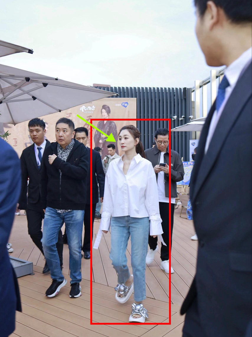 李小冉素颜白得发光李小冉的素颜是真的白到发光！没有滤镜没有打光，皮肤通透得像自