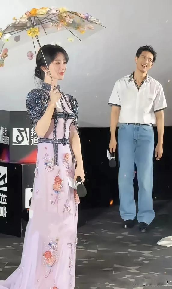 谁说杨紫是普女？！人家明明很美，好吗？！这身粉紫色长裙，上半身还黑色镶钻，不仅别