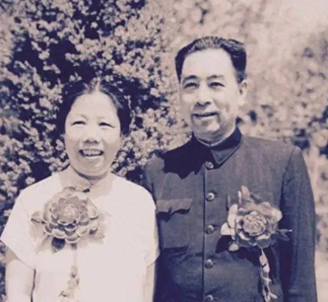 1955年9月27日，陈赓刚从紫光阁授衔仪式上走出来，没回家，也没去军队，只带着