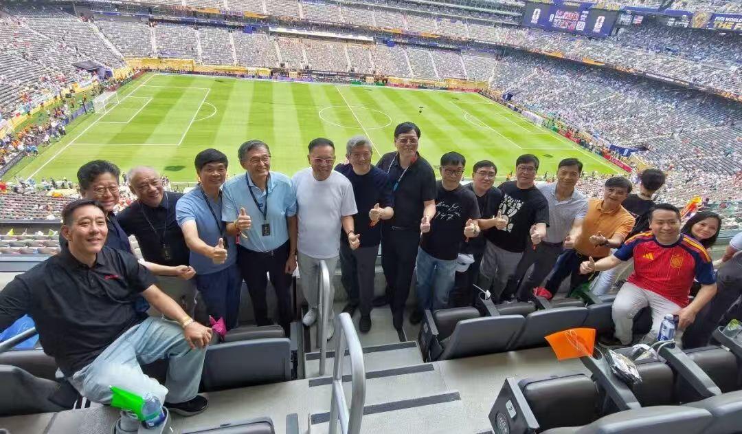 史诗级同框！李彦宏、杨元庆、丁磊等十余位商界大佬齐聚世界杯决赛看台从左到右盘