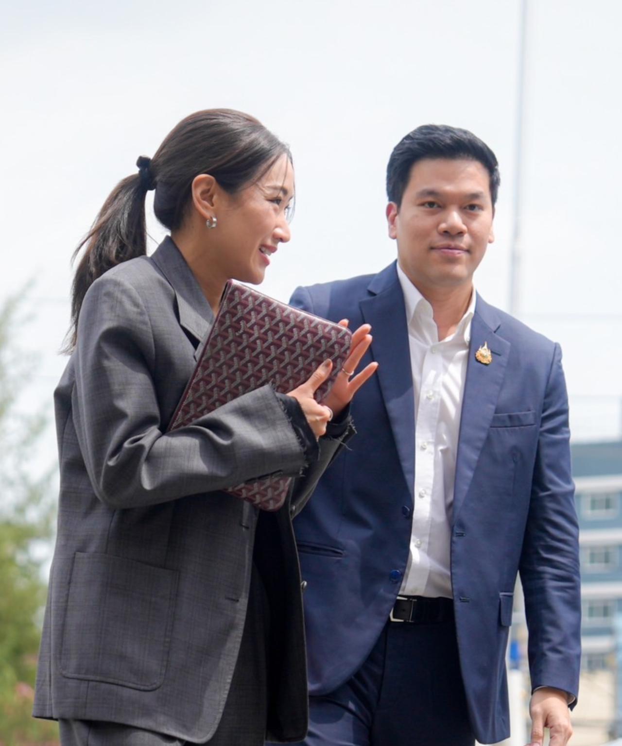 佩通坦姐姐萍通塔，携妹夫一起探望他信2025年9月22日，皮塔卡携萍通塔、律师