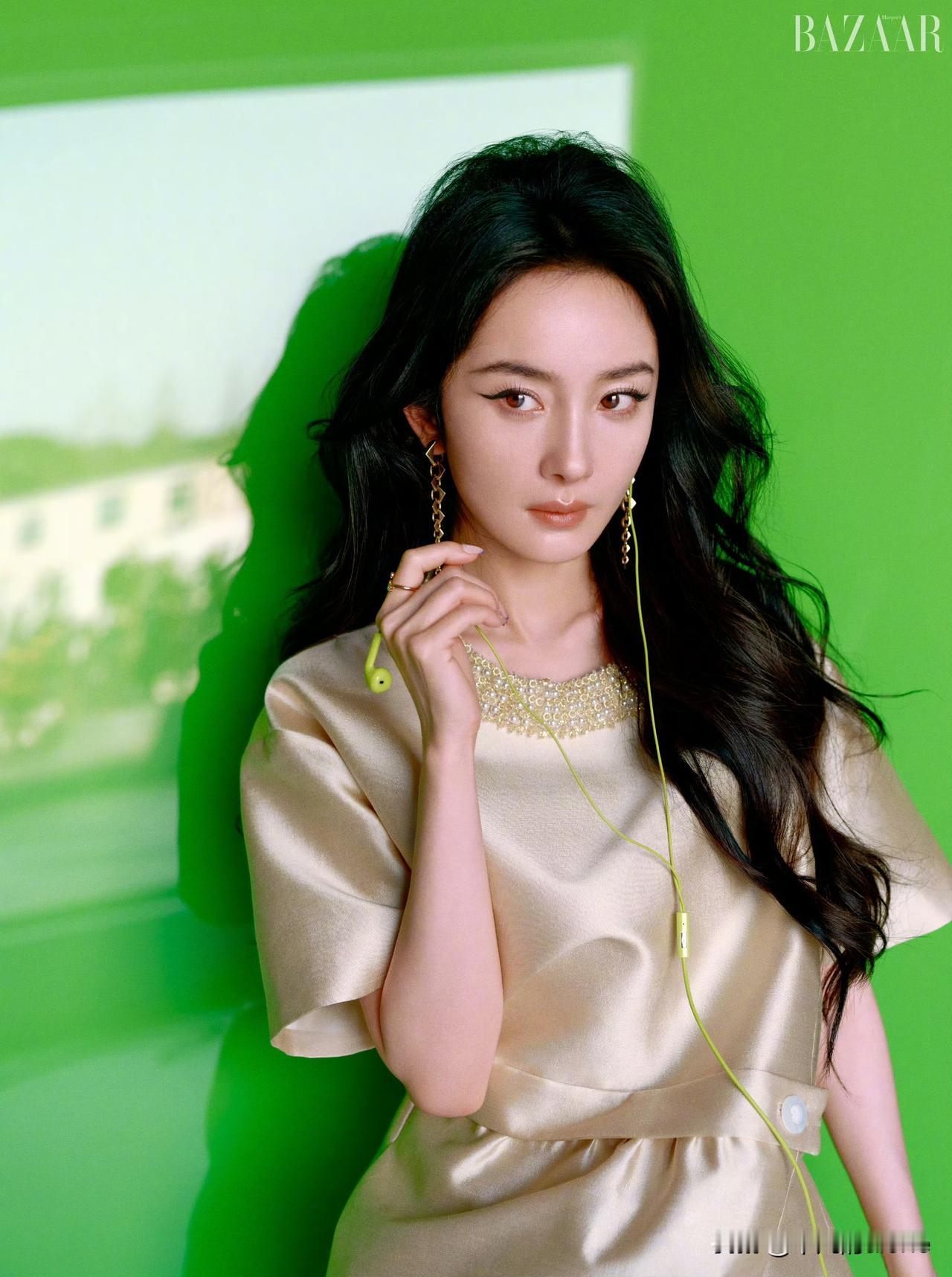 2月21日，杨幂登上杂志时尚芭莎三月刊封面，每一张都非常漂亮。幂姐至少换了7套穿