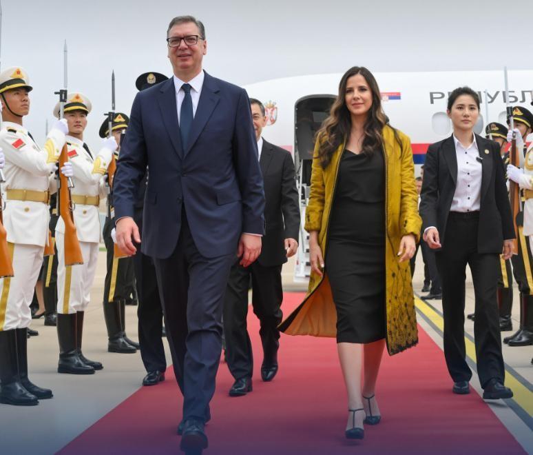 美：老弟，听说塞铁那位又去找你了？中：是呀，老朋友嘛，走动走动。美：他去长