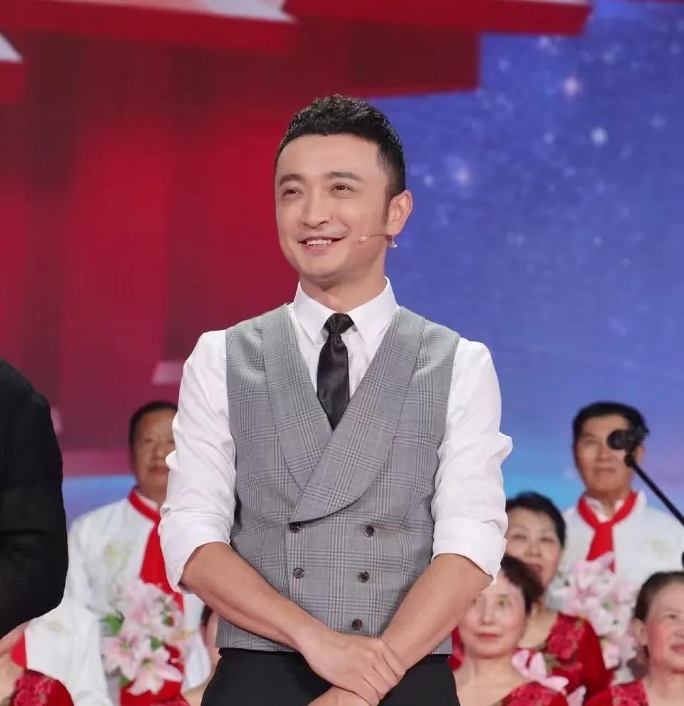 终于知道央视春晚主持为啥一直有尼格买提不是因为他长得帅，而是因为他总是能换