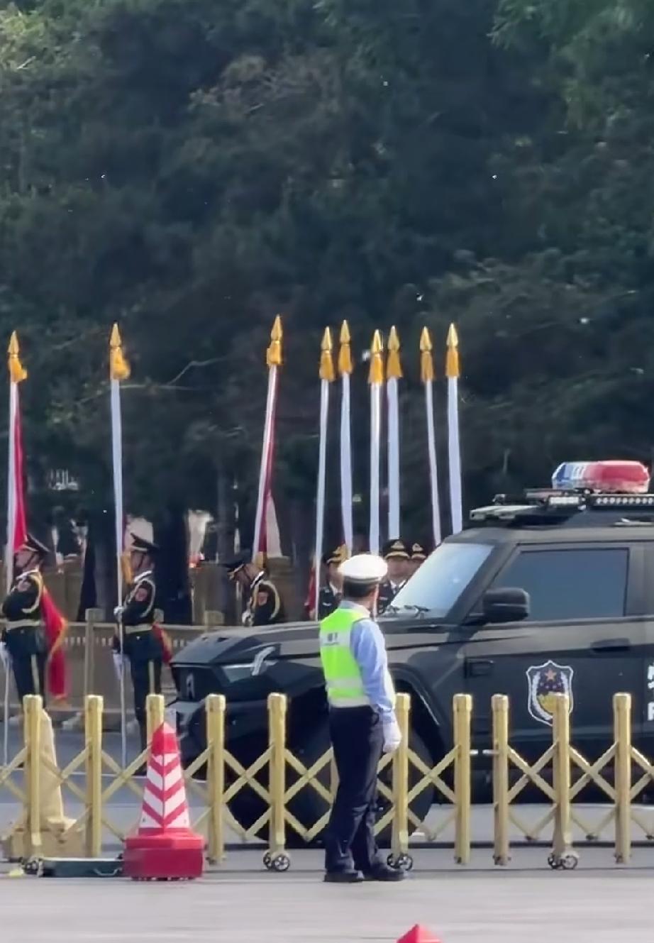 中国仪仗队做好准备迎接外宾到来。就连首都也有杨絮飘，杨絮对谁都是一视同仁啊。