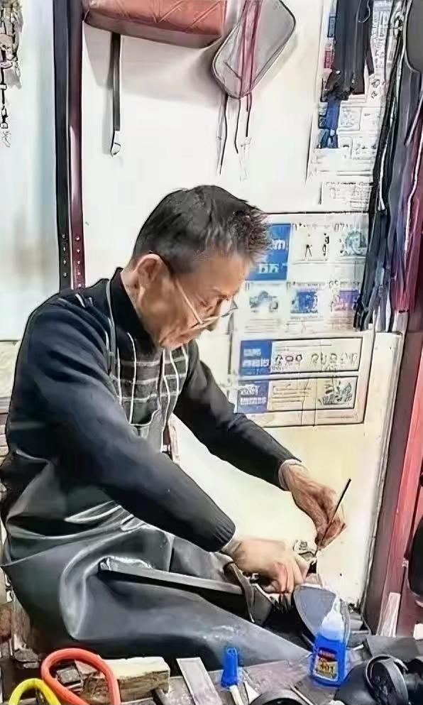 泪目！江西一弃婴被残疾老汉收养靠修鞋养大女婴，20年后女孩说：“我爸和我奶让我嫁