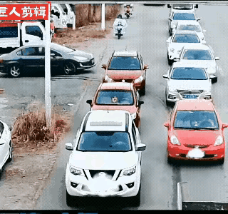 这就有点太欺负人了。我国交通法规明明确确规定，辅路的要让主路的，转弯的要让