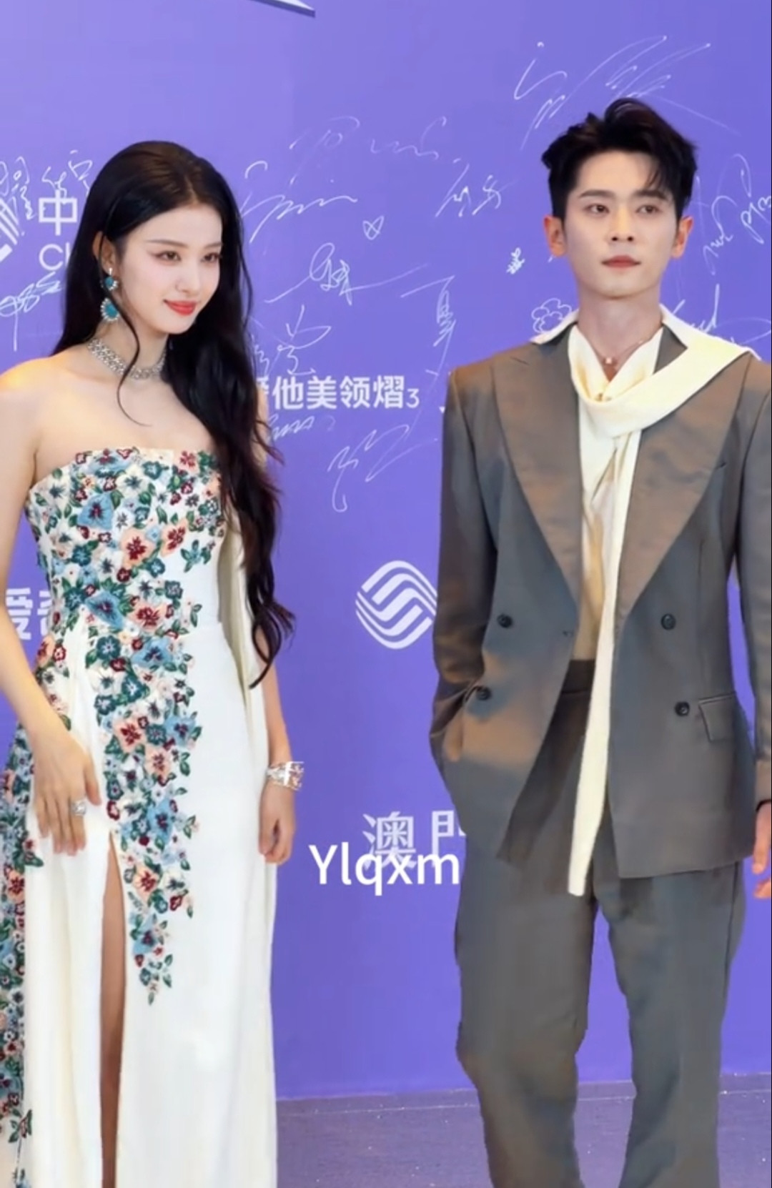 清冷又大气，偶尔还有点搞笑，王楚然太漂亮了,她真的好美，目前这个年龄段少有的大气