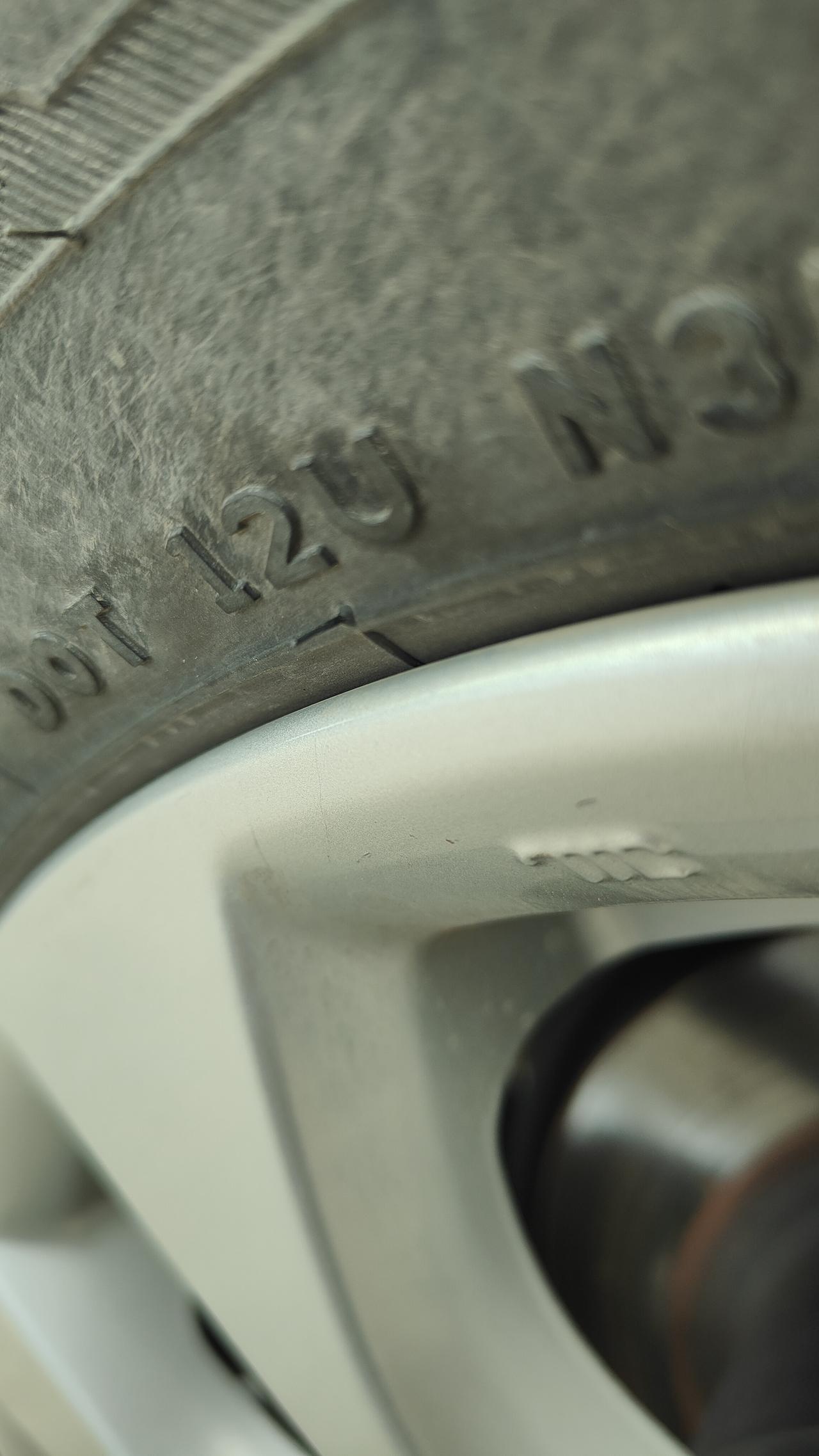 轮胎上有这种一根根的这是什么东西？要不要剪掉呢？