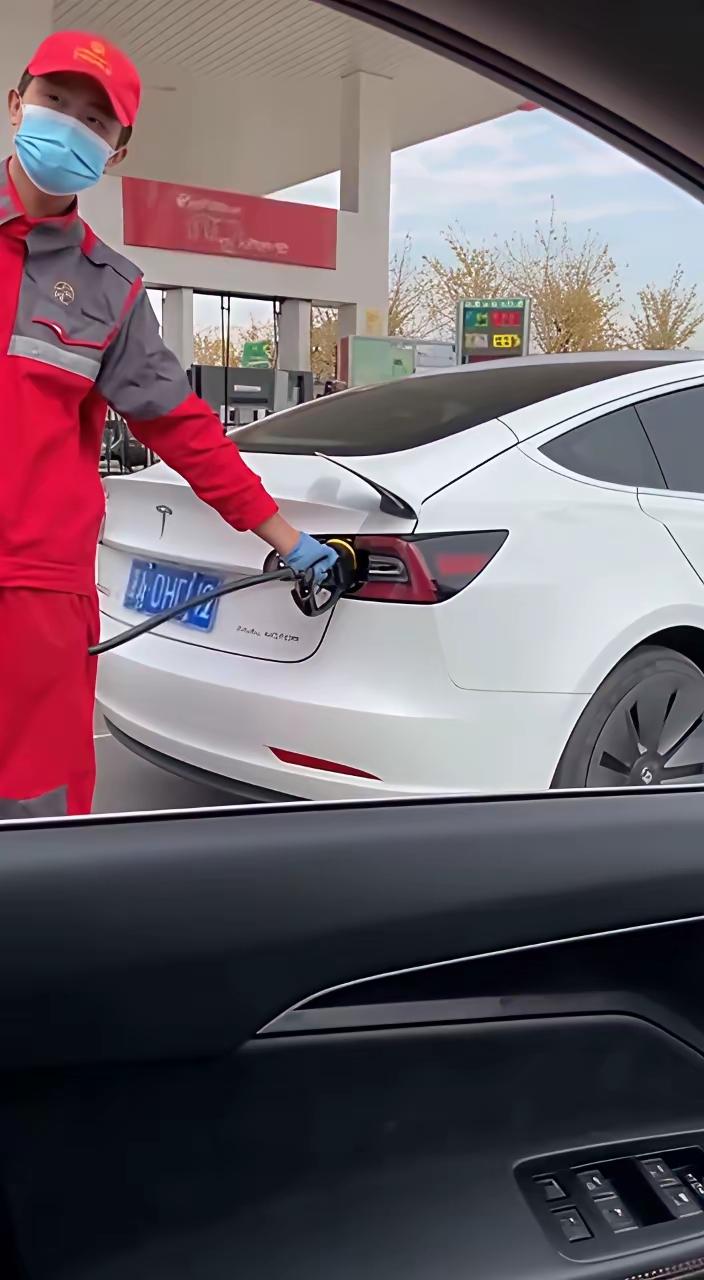 这是什么车[抠鼻]怎么还在屁股后边加油的