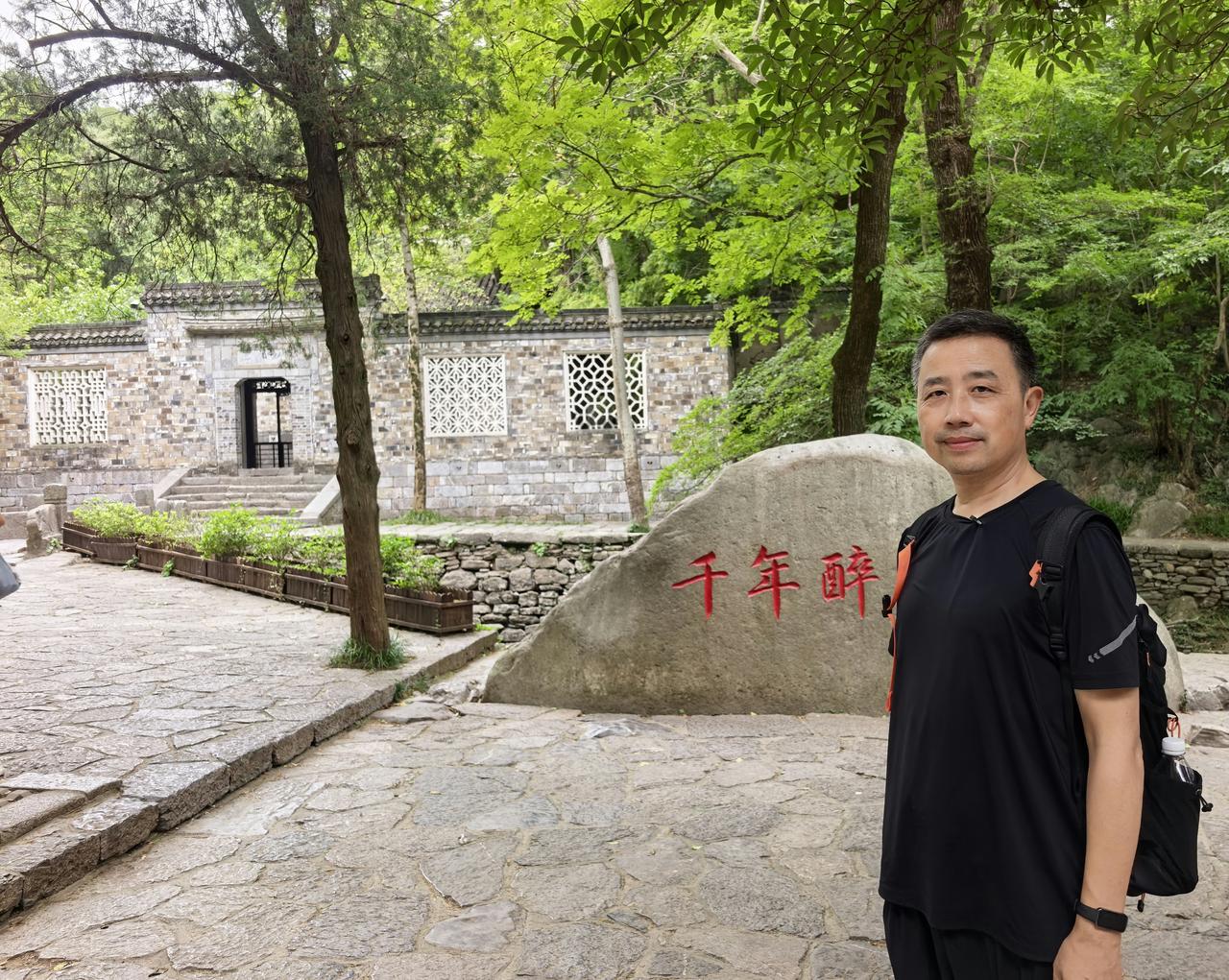 戒酒一年多，昨天破戒了一次。就是想试试自己还有没有酒瘾，喝了大概二两，结果喝得早