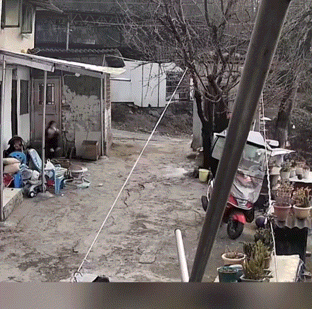 重庆，一小男孩和妹妹在院子里玩，突然一辆摩托车上的男女看到两个孩子，随即骑车朝孩