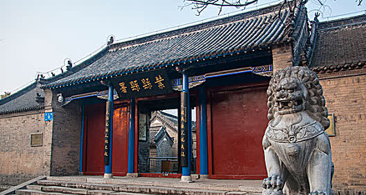 古代县衙，真有三个人就能搞定？别闹了。想想现在一个街道办多少人？古人又不傻。